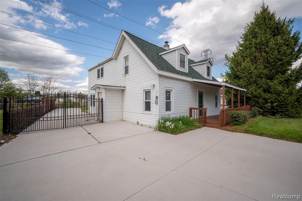 420 Wellsboro Street, Walled Lake, MI 48390 — Photo 2