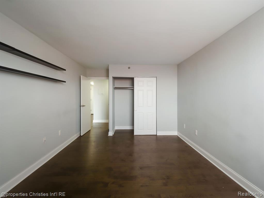 250 E Harbortown Drive, 805, Detroit, MI 48207 — Photo 15