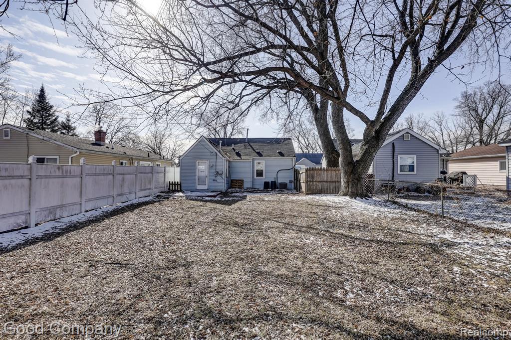 555 E Mahan Avenue, Hazel Park, MI 48030 — Photo 22