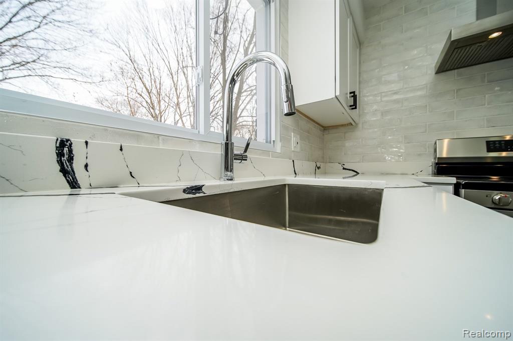 7359 SAINT AUBURN Drive, Bloomfield Hills, MI 48301 — Photo 15