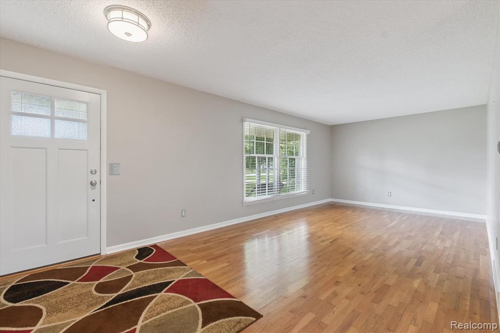 6233 Golfview Drive, Burton, MI 48509 — Photo 10