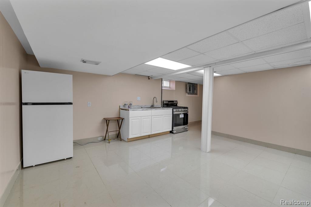6120 MIDDLESEX Street, Dearborn, MI 48126 — Photo 29