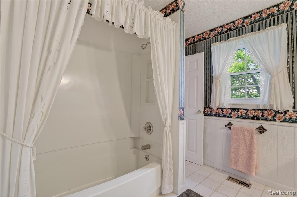 5090 Torrey Road, Flint, MI 48507 — Photo 25