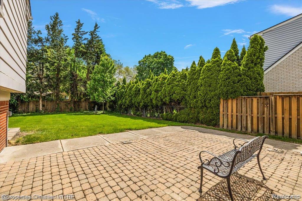 41231 GREENBRIAR Lane, Plymouth, MI 48170 — Photo 32