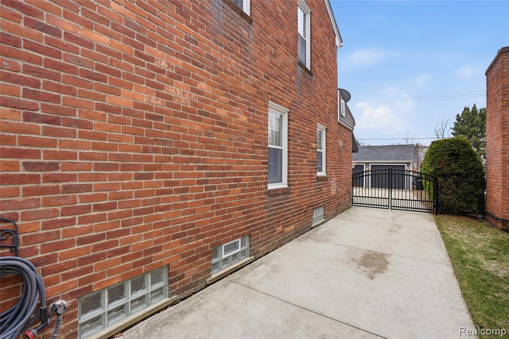373 Hillcrest Avenue, Grosse Pointe Farms, MI 48236 — Photo 37