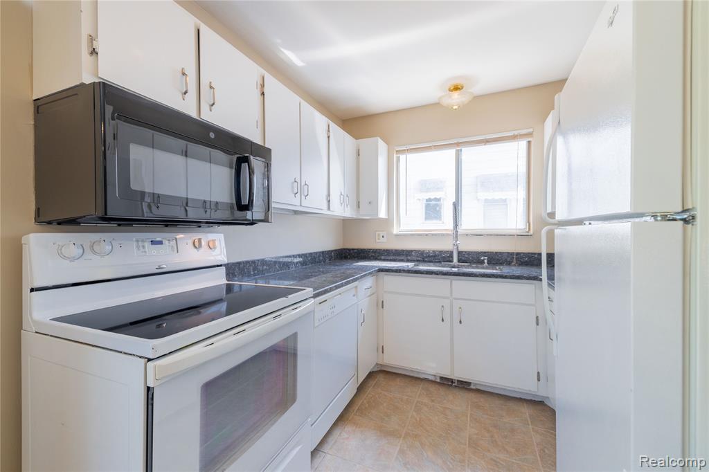 569 Hendrickson Boulevard, Clawson, MI — Photo 11