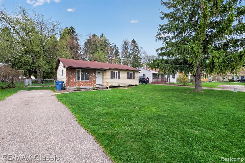 430 Sherwood Court, Holly, MI 48442 — Photo 2