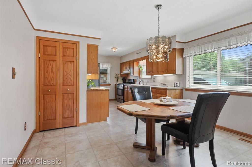 6900 CRESTWOOD Street, Dearborn Heights, MI 48127 — Photo 12