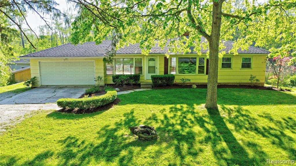 5890 Grange Hall Road, Holly, MI 48442