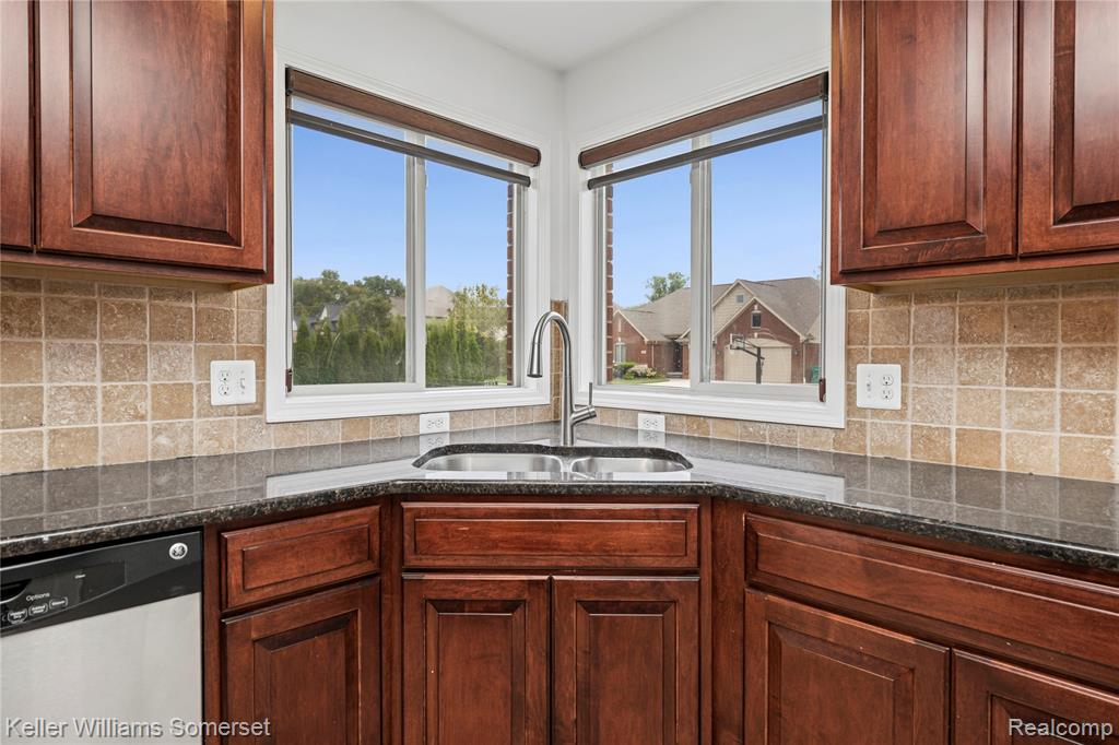55257 Breton Woods Drive, Macomb, MI 48042 — Photo 19