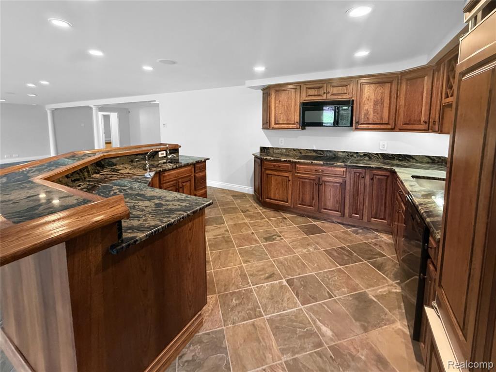 35854 Castlemeadow Drive, Farmington, MI 48335 — Photo 24