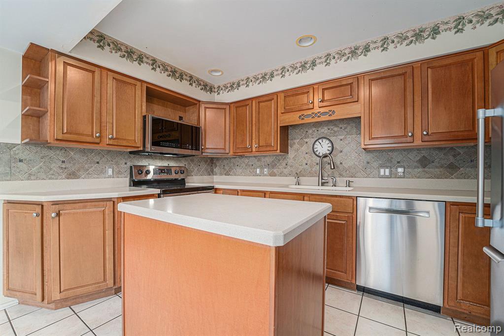8165 Holcomb Road, Clarkston, MI 48348 — Photo 11