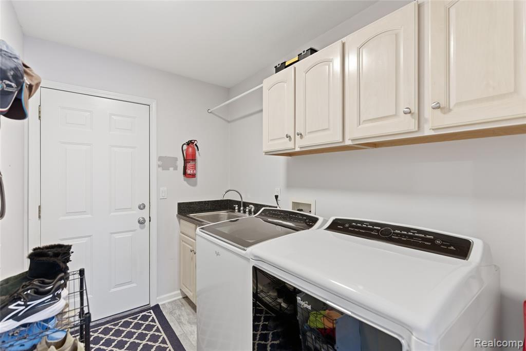 7095 Elmwood Drive, Grand Blanc, MI 48439 — Photo 25