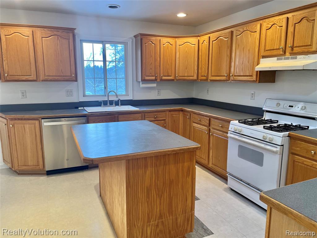 1637 S Lake Pleasant Road, Attica, MI 48412 — Photo 5