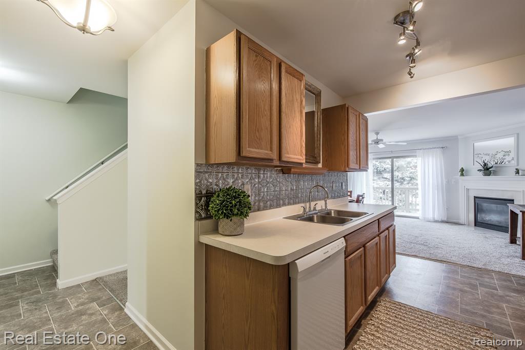 1277 Edelweiss Lane, Waterford, MI 48327 — Photo 14