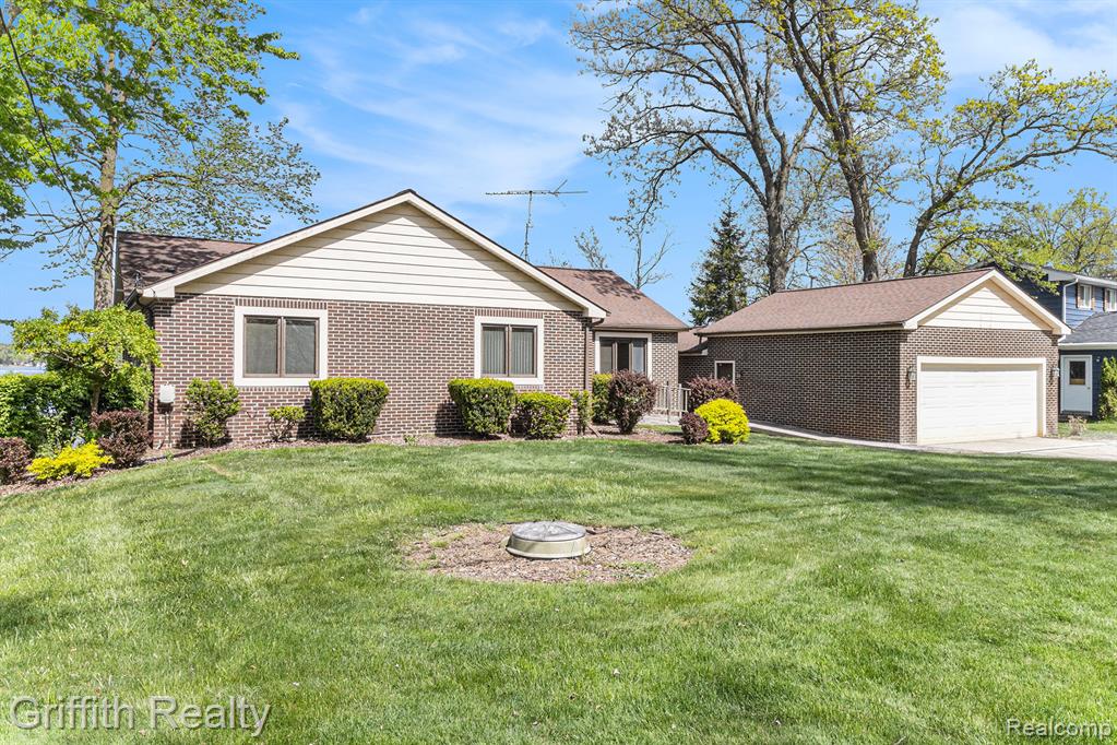 8570 Riverside Drive, Brighton, MI 48116 — Photo 2