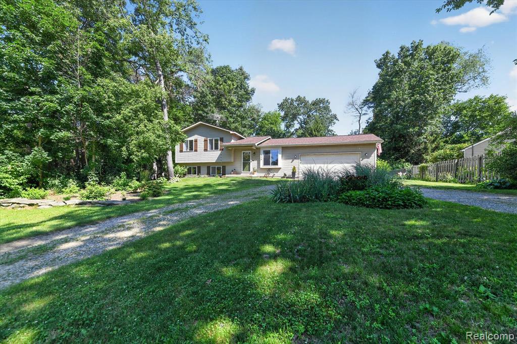 554 Bluewater Drive, Holly, MI 48442