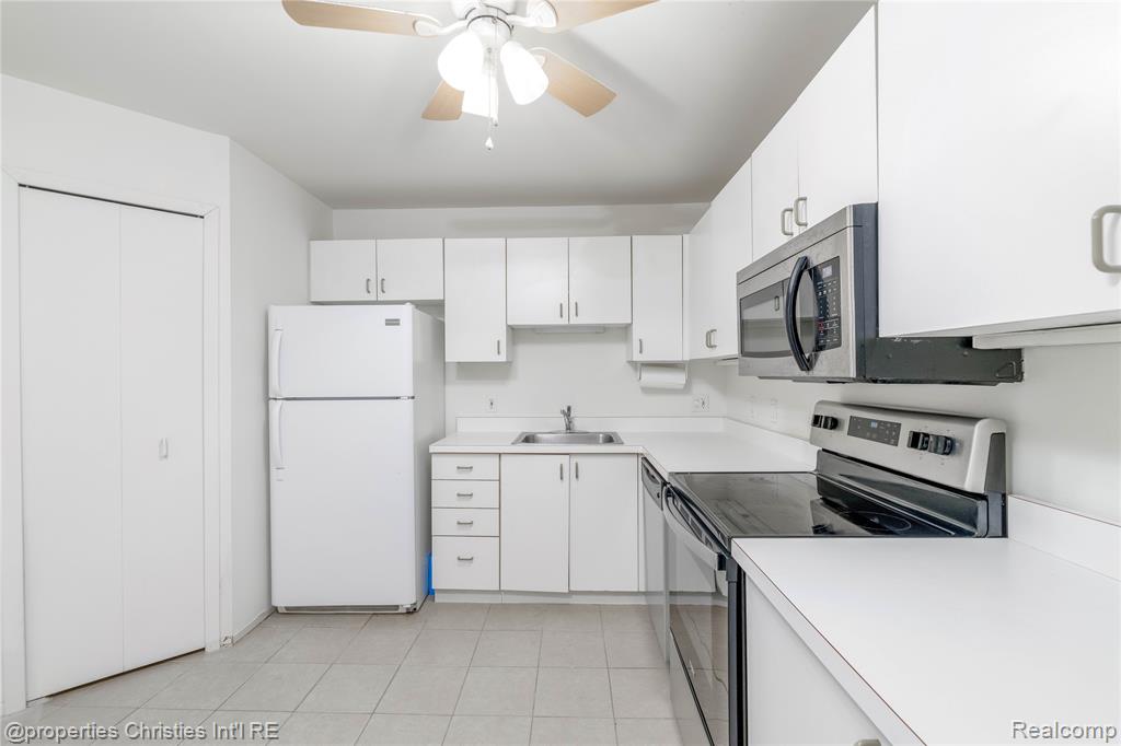 6600 Ridgefield Circle, West Bloomfield, MI — Photo 10