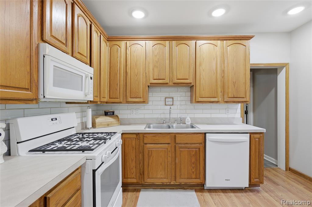 806 S 10th Street, St. Clair, MI 48079 — Photo 16