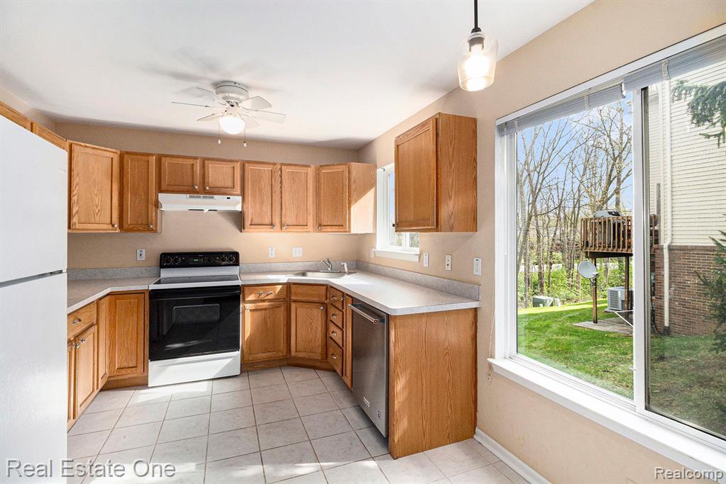 520 N REESE Street, South Lyon, MI 48178 — Photo 9