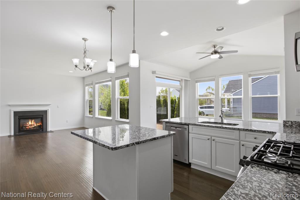 451 Goodrich, Wixom, MI — Photo 9
