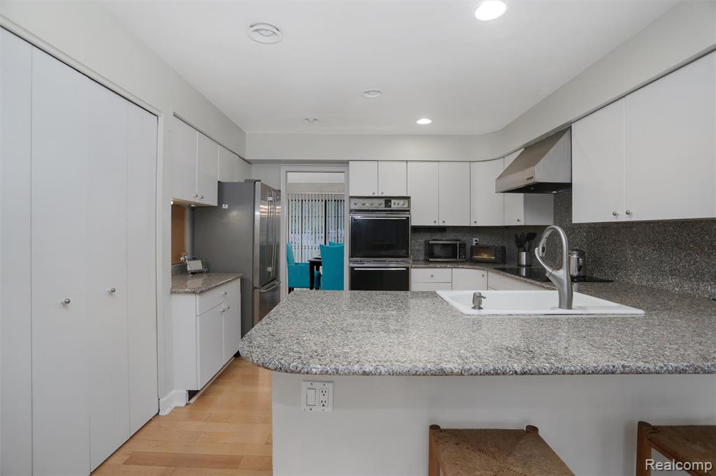 7273 Creeks Bend Court, West Bloomfield, MI — Photo 10