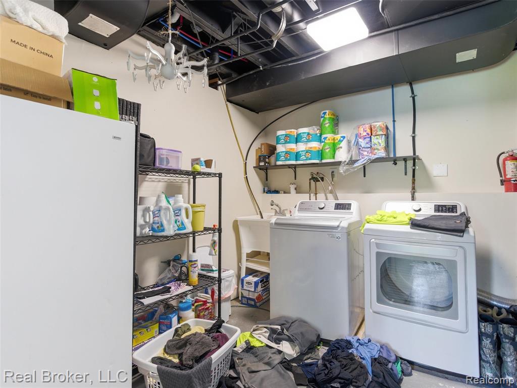 Laundry area featuring a utility sink, a washer, and a dryer