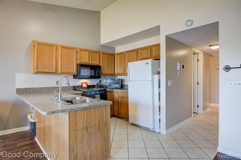 4910 HARBOR POINT Drive, 3, Waterford, MI 48329 — Photo 13