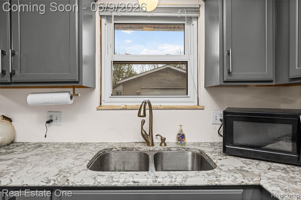 537 Woodbridge Circle, Waterford, MI 48327 — Photo 17