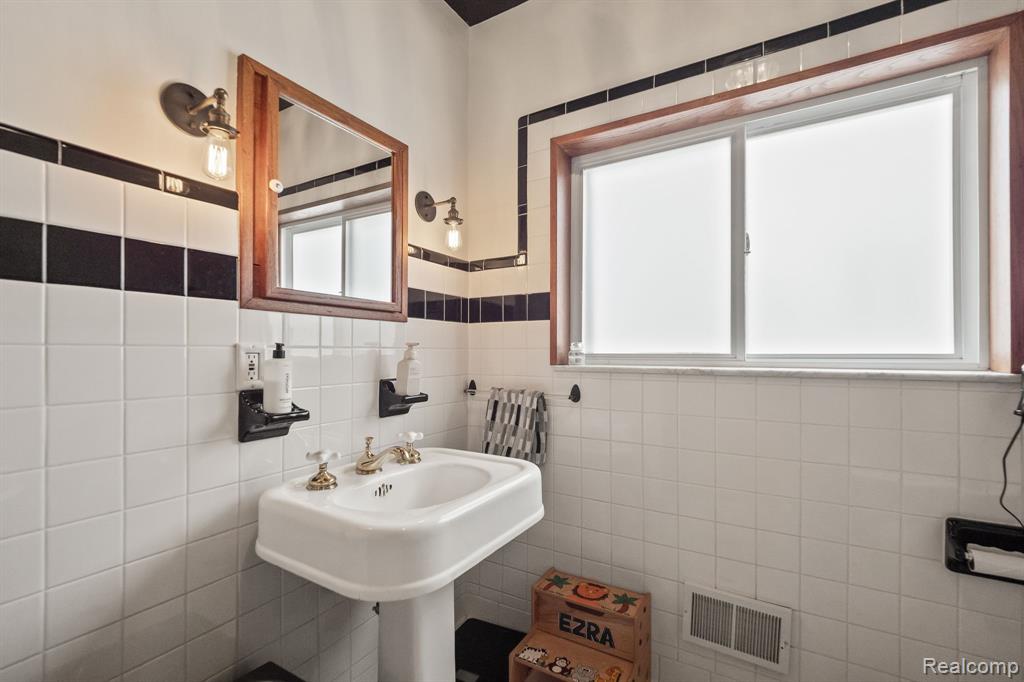 902 E 6th Street, Royal Oak, MI 48067 — Photo 18