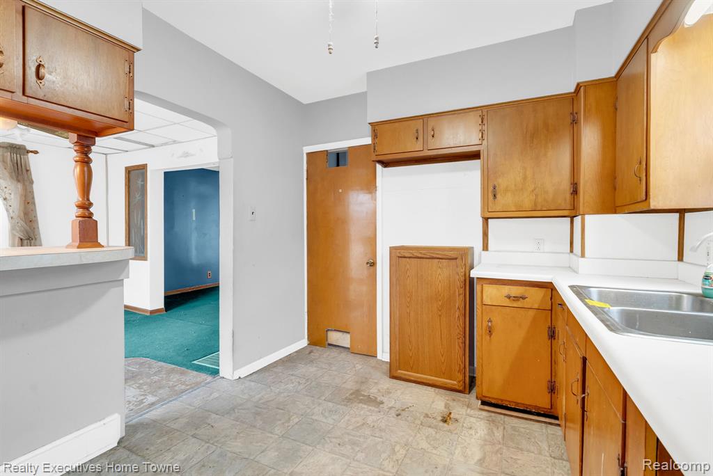 729 13th Street, Port Huron, MI 48060 — Photo 12