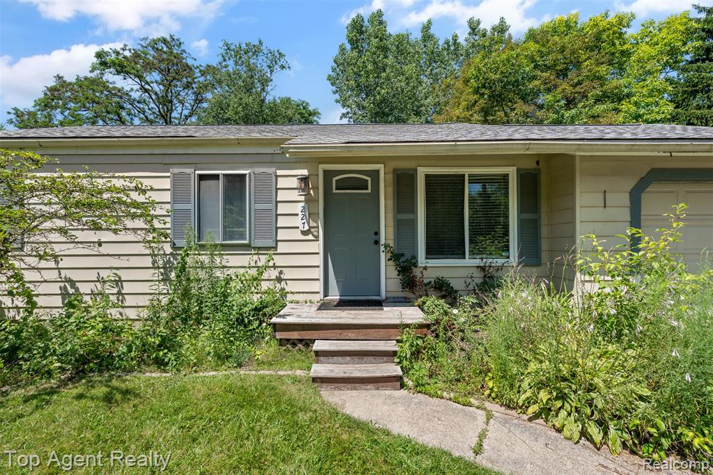 227 W Peterson Drive, Brighton, MI 48114 — Photo 3