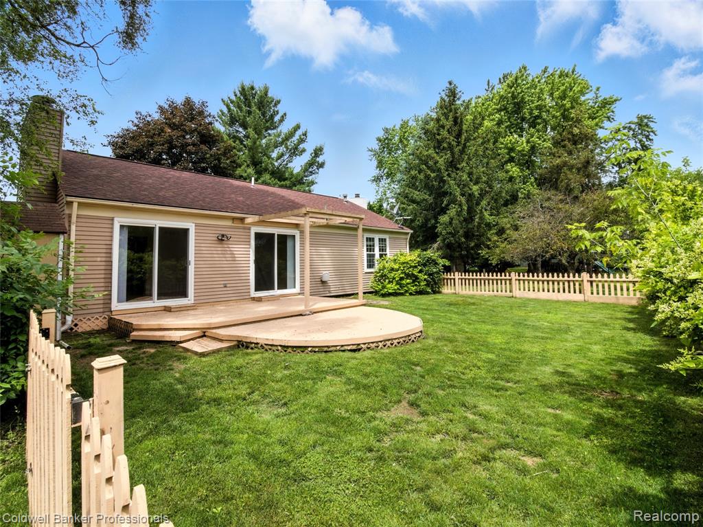 5728 Coach House Court, Waterford, MI 48327 — Photo 19