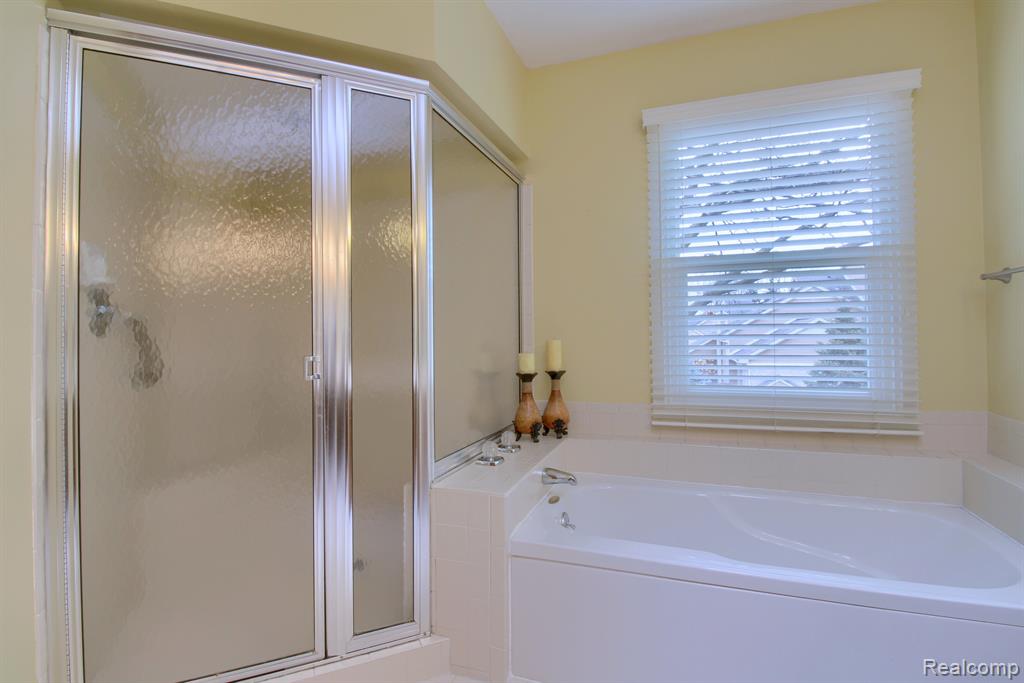 9362 EASTWIND Drive, Livonia, MI 48150 — Photo 21