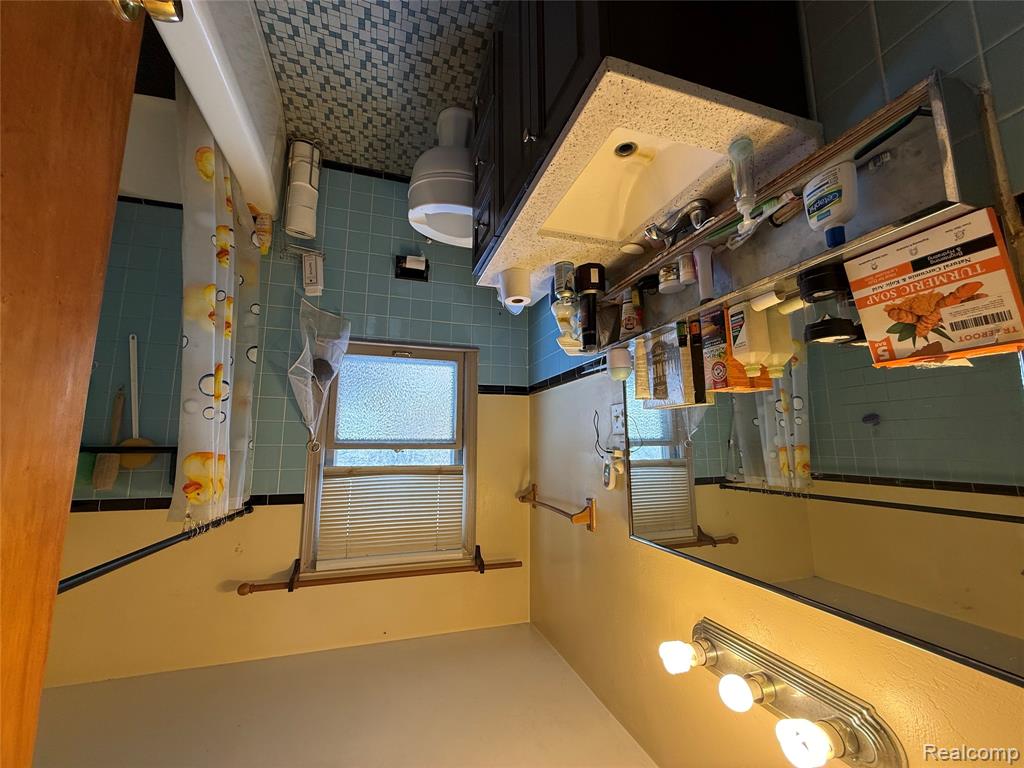 19009 Woodland Street, Harper Woods, MI 48225 — Photo 12