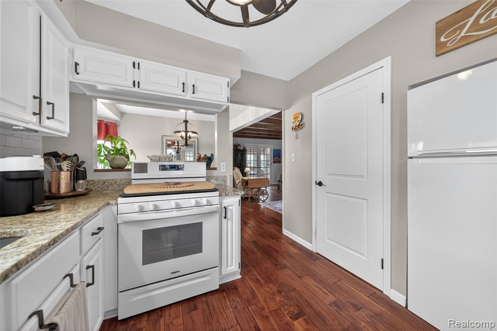 1430 Benvenue Street, Sylvan Lake, MI 48320 — Photo 17
