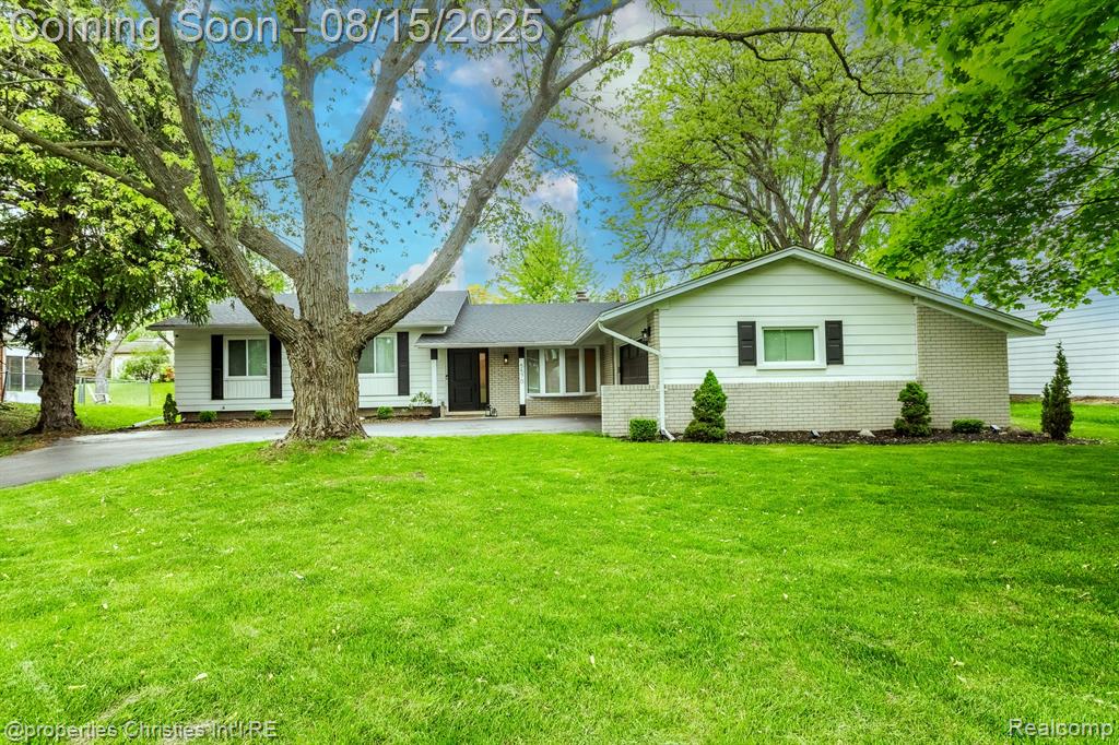 5570 Tadworth Place, West Bloomfield, MI — front exterior