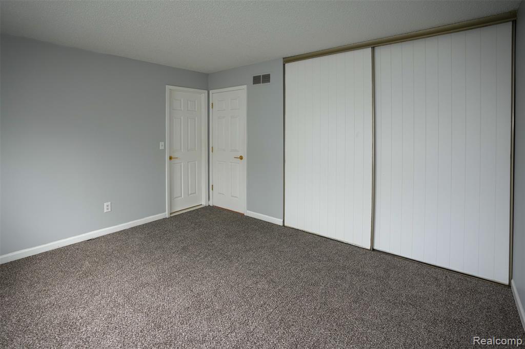 5783 Williamsburg Court, Waterford, MI 48327 — Photo 32