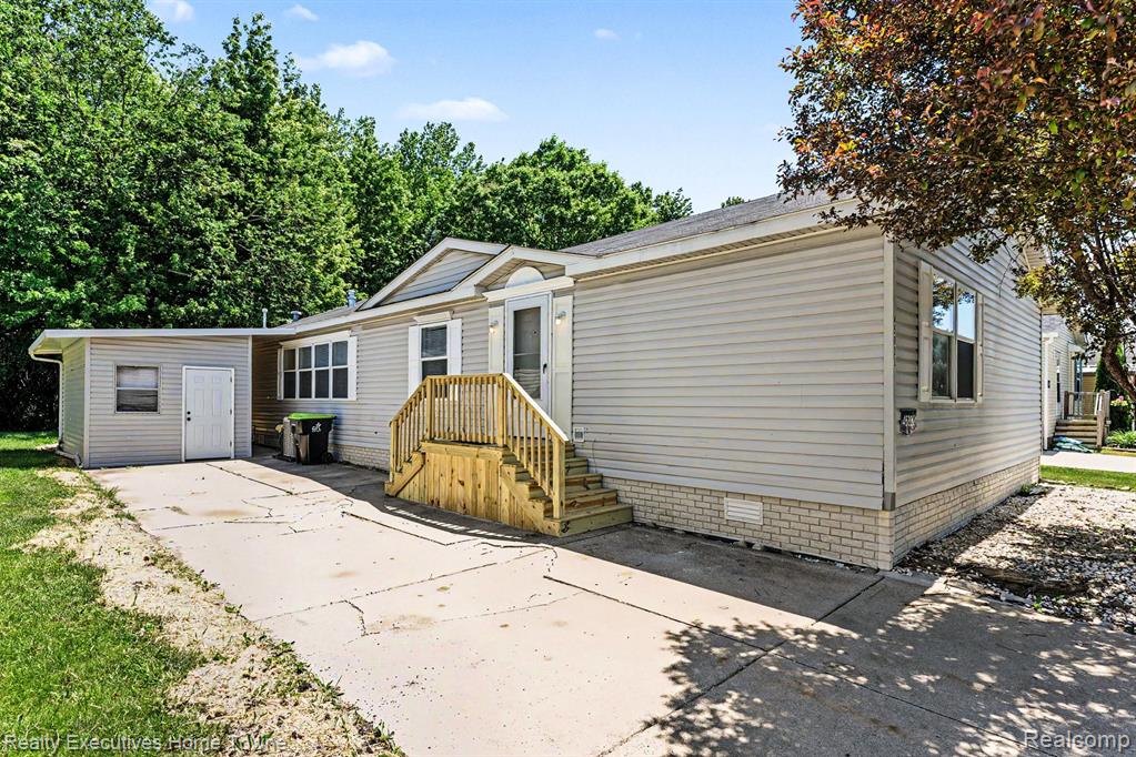 45822 Bonaventure Dr, Macomb, MI 48044 — front exterior