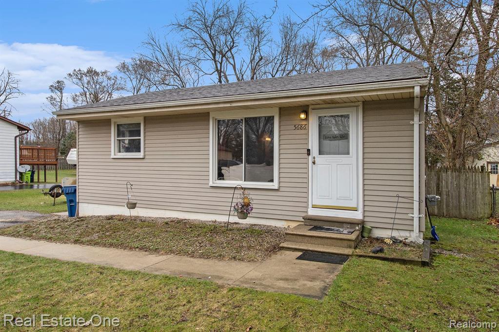 5686 LAKE GROVE Drive, White Lake, MI 48383 — Photo 2