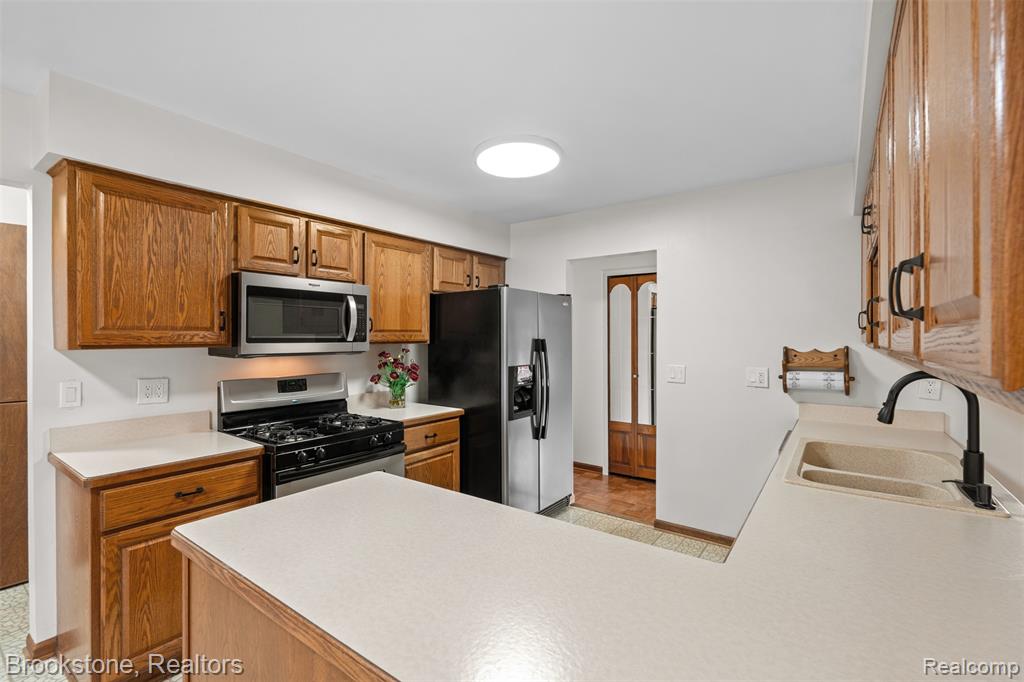 5315 Plymouth Street, Sterling Heights, MI 48310 — Photo 17