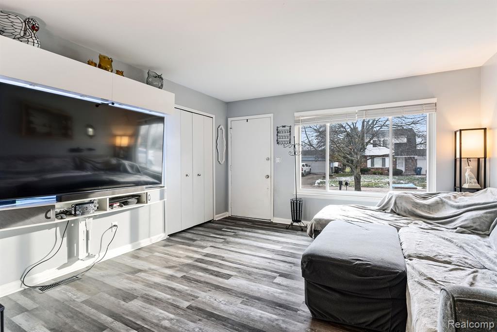 9101 ARLINGTON Drive, Ypsilanti, MI 48198 — Photo 9