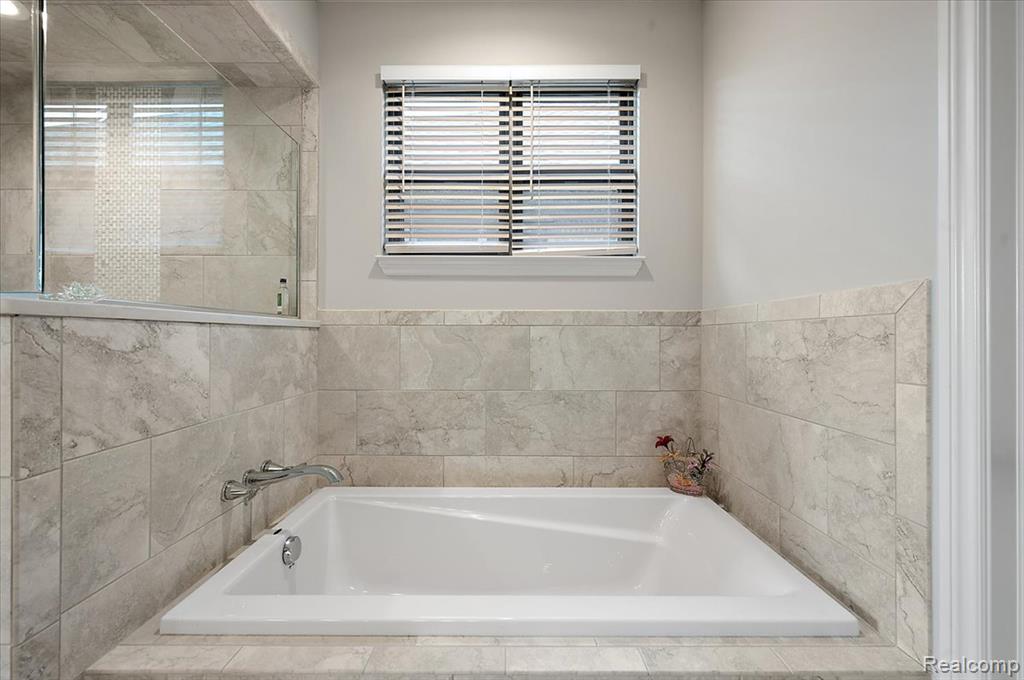 3955 Vendome Drive, Auburn Hills, MI 48326 — Photo 16