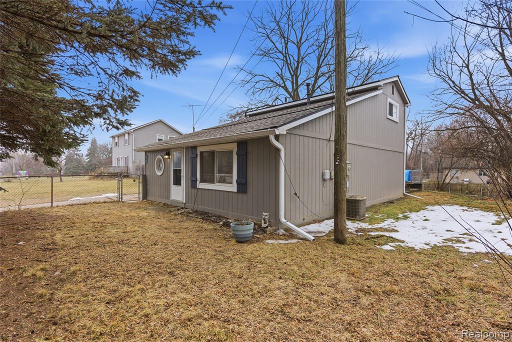 875 Scott Lake Road, Waterford, MI 48328 — Photo 4