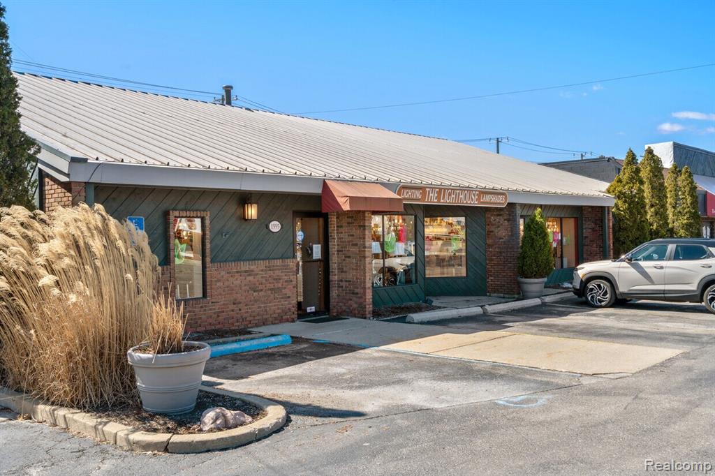 1595 West Road, Trenton, MI 48183