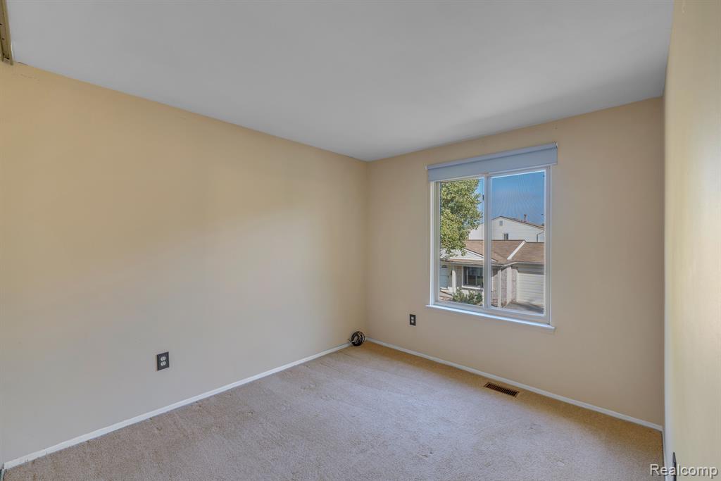 2952 ROUNDTREE Drive, Troy, MI 48083 — Photo 17