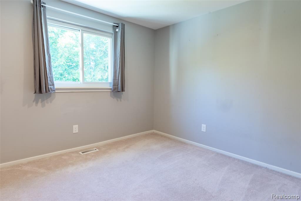 7337 Oak Tree Drive, West Bloomfield, MI — Photo 22