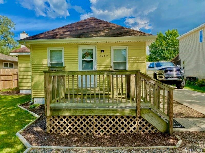 5250 Drayton Road, Clarkston, MI — front exterior