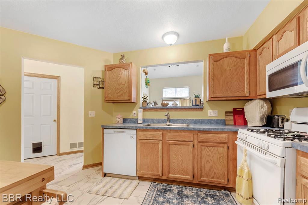 5485 GREENWAY Drive, Trenton, MI, 48183