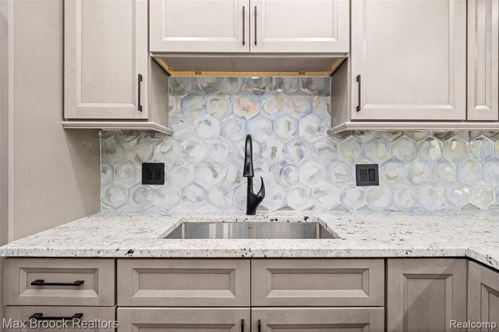 2724 Alveston Drive, Bloomfield, MI 48304 — Photo 17